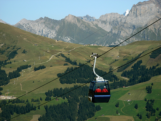 Cable car over Lenk