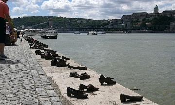 Los zapatos en el monumento a orillas del Danubio