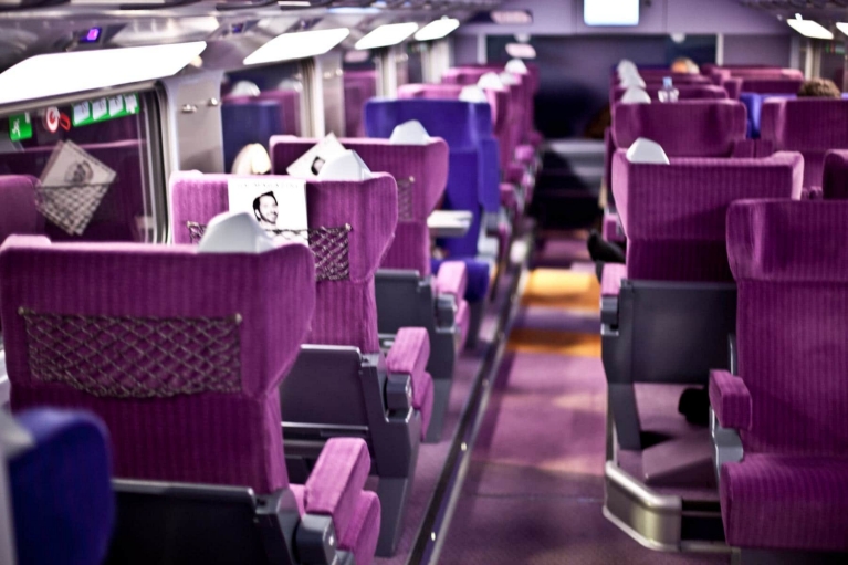 フランスの TGV 高速鉄道、1 等車 (1st class) のインテリア