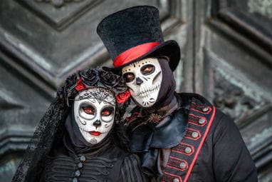 _european_halloween_destinations_-_sugar_skull_masked_dressed_as_married_couple_at_venice_carnival_in_italy_resized