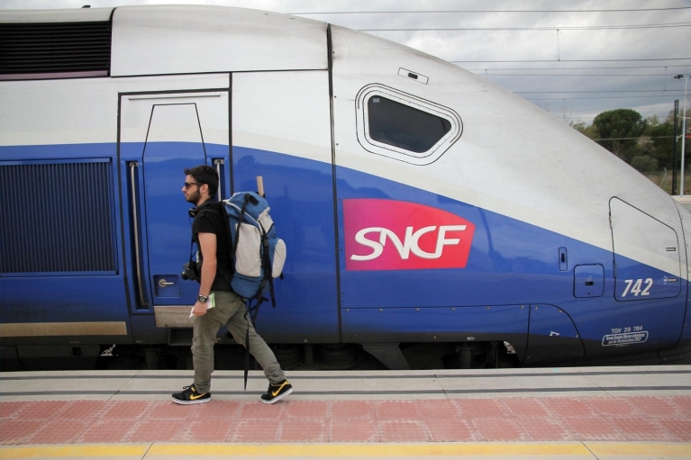 スペインの国境近くの駅、フィゲラスに停車中の TGV