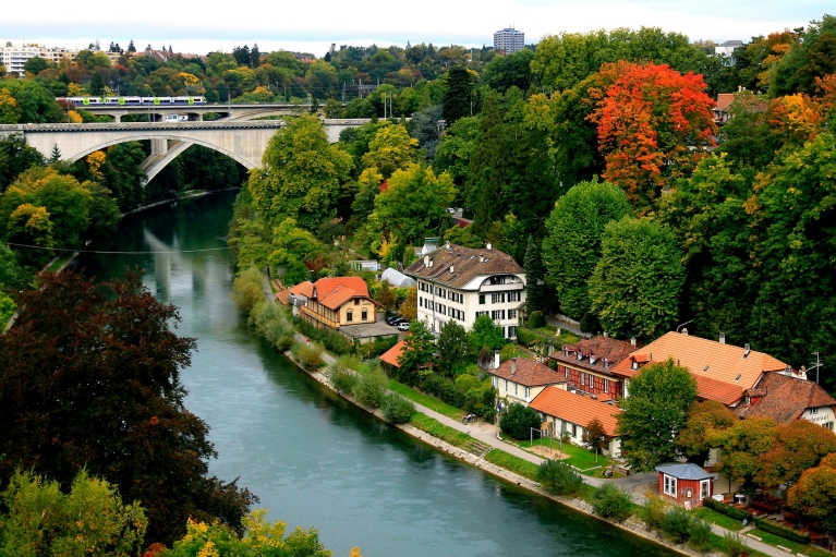 ベルン (Bern) のアーレ川
