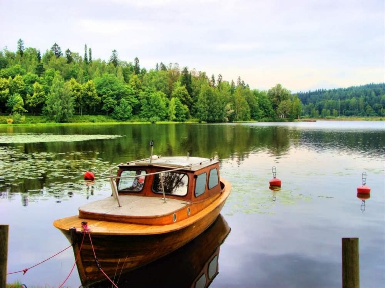 Barco em lago finlandês