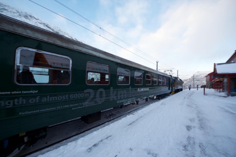 겨울철, 플랫폼에 있는 플롬 레일웨이(Flåm Railway)