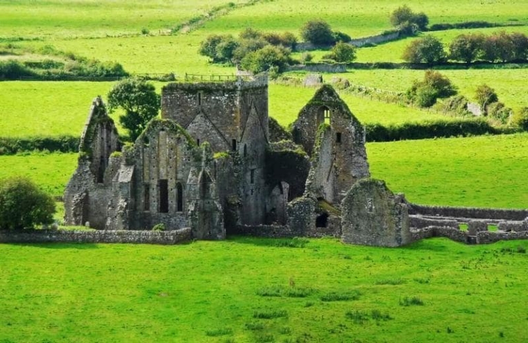 Antigas ruínas de um castelo, Irlanda