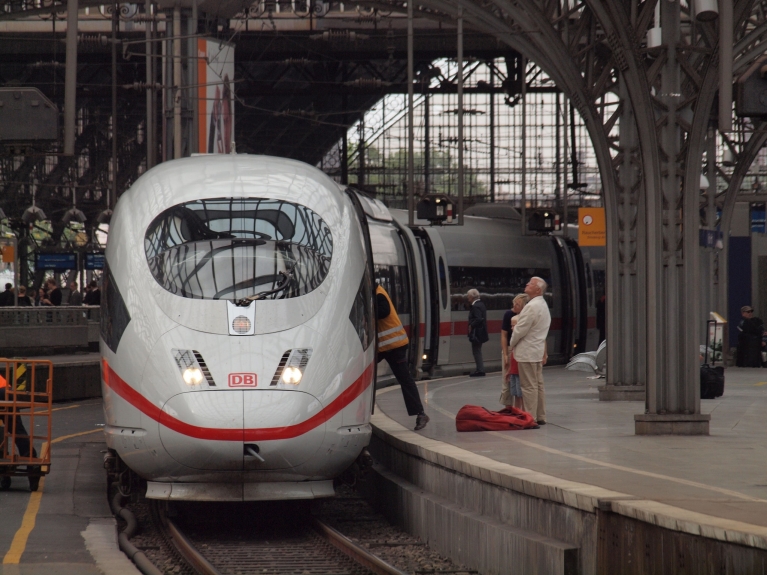 독일 쾰른(Köln) 플랫폼의 이체에(ICE) 고속 열차