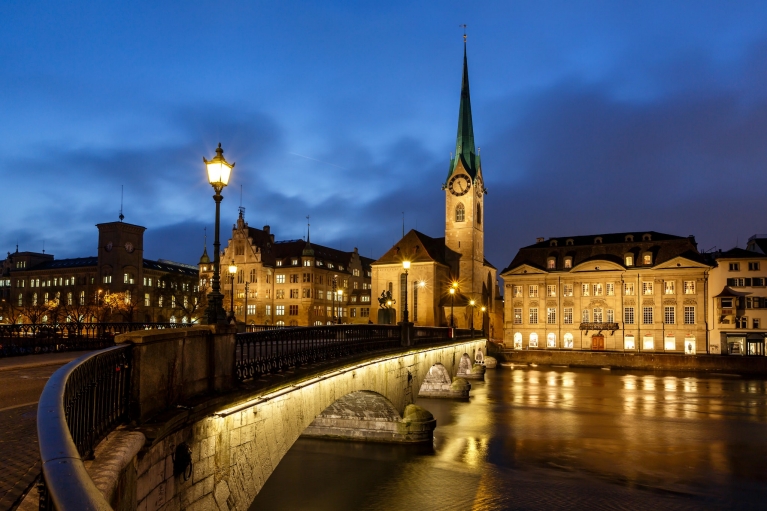 취리히(Zurich)의 프라우뮌스터(Fraumunster) 교회와 리마트(Limmat) 강