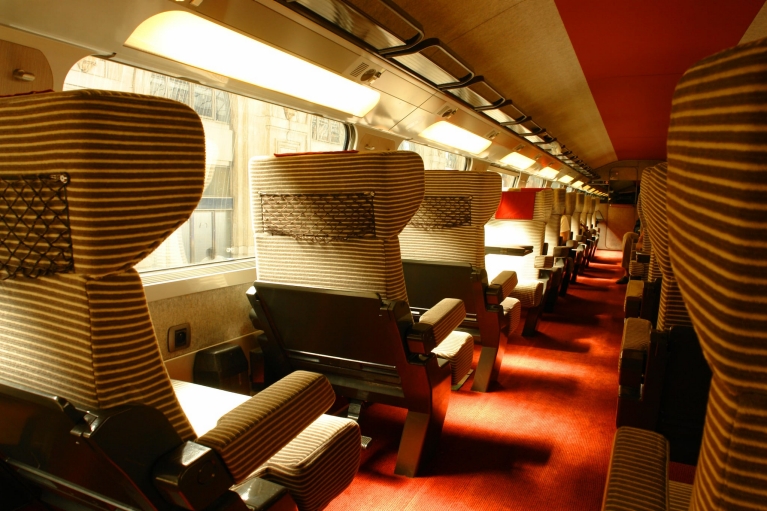 Interior da 1ª classe do trem de alta velocidade TGV, França