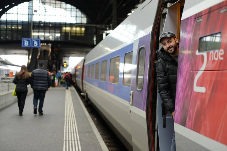 Homem em frente à porta do trem TGV, Basileia, Suíça