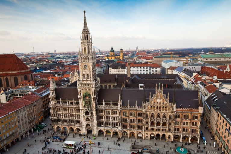 Vista panorámica de la iglesia en Marienplatz, Múnich, Alemania