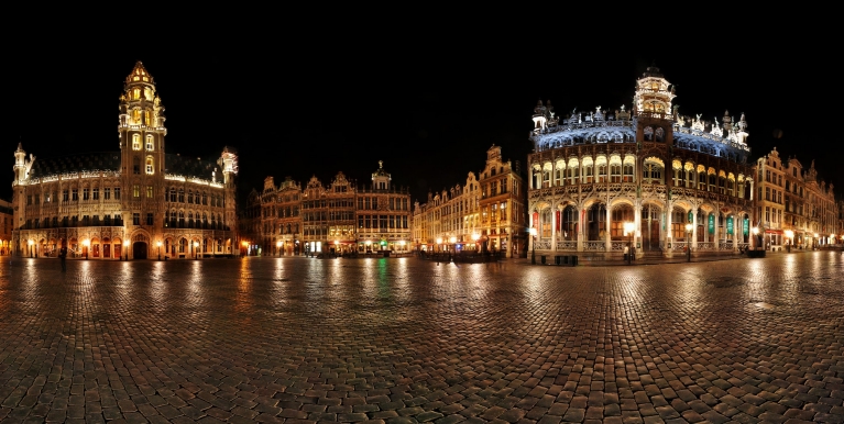 Vista panorámica nocturna de Gran Place en Bruselas