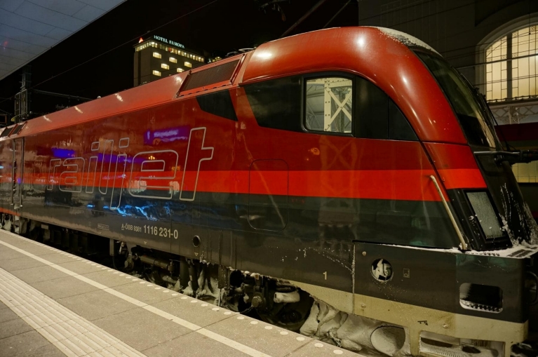 Trem de alta velocidade Railjet na estação ferroviária de Salzburgo, Áustria