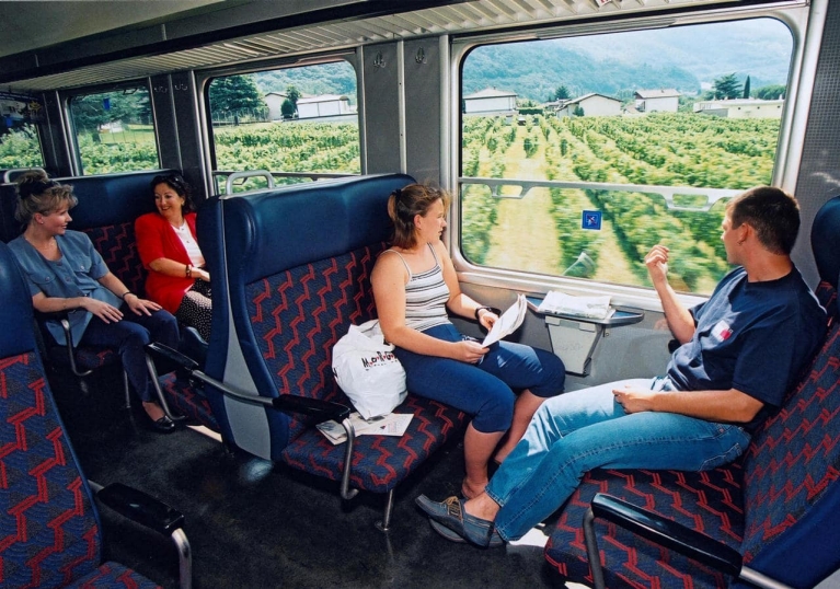 Pessoas em um trem regional na Suíça