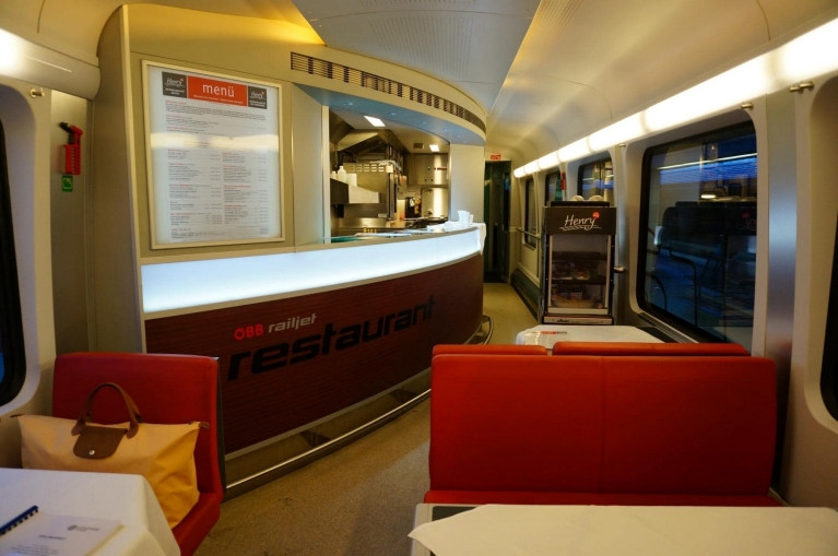 오스트리아의 레일젯(Railjet) 고속 열차에 있는 식당칸