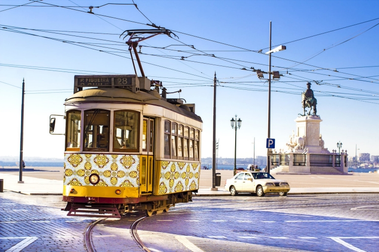 Um bonde amarelo clássico em Lisboa