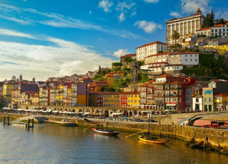 Barcos ao lado do Cais da Ribeira, no Porto