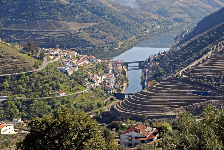 Vista de Pinhão e dos vinhedos do Vale do Douro