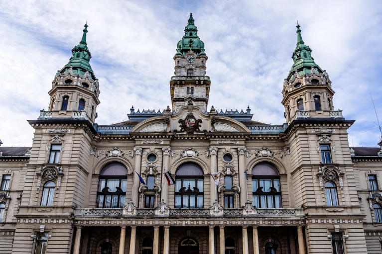 O  prédio neoclássico da prefeitura em Győr, Hungria