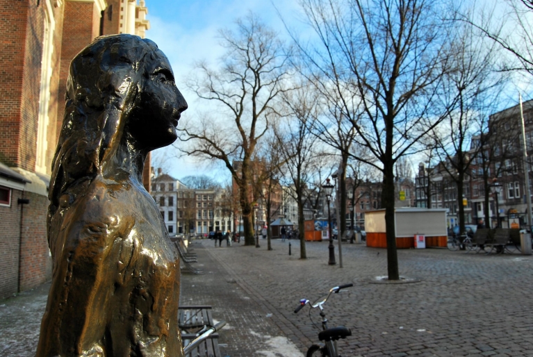 アムステルダム、アンネ・フランクの像