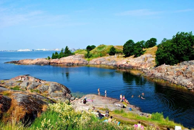 Pessoas nadando no verão, Finlândia