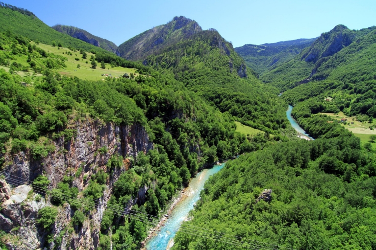モンテネグロの山間を流れるタラ川