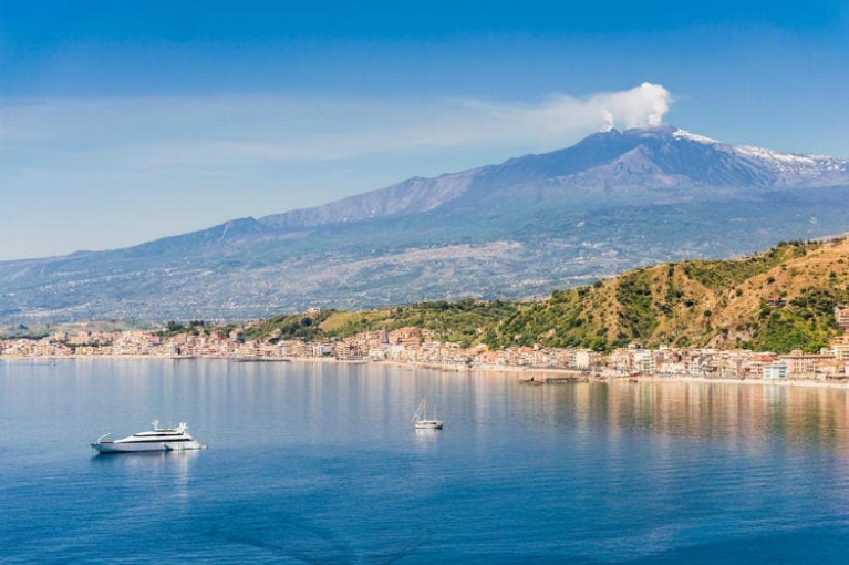 에트나 화산을 배경으로 한 시칠리아 해안 풍경
