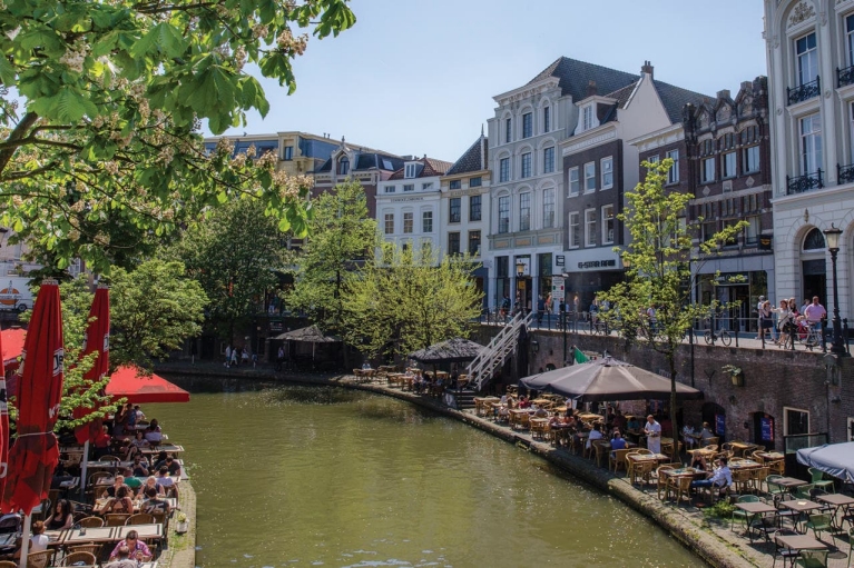 Canal antigo de Utrecht no verão