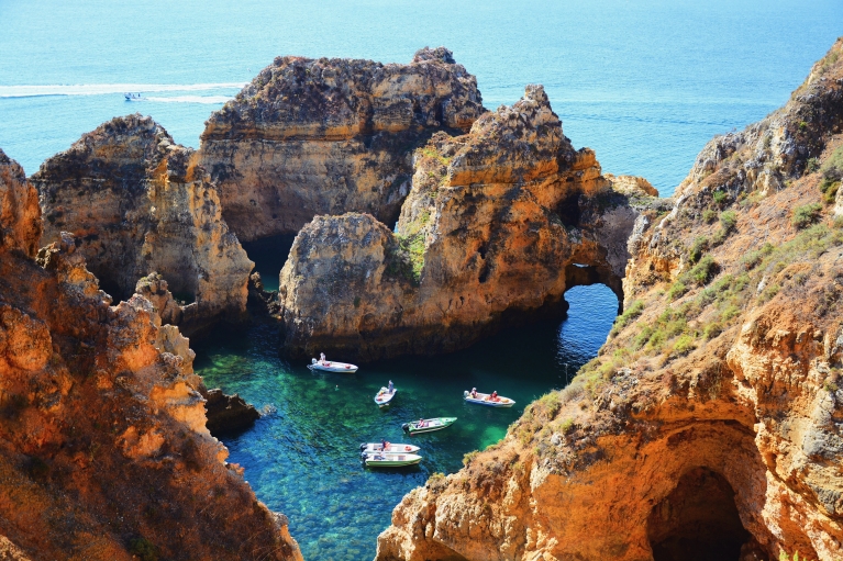 ポルトガルの海の洞窟や岩石層 
