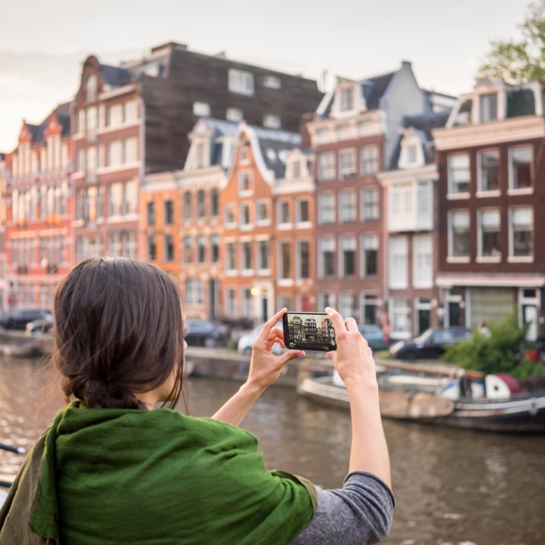 netherlands-amsterdam-canal-photo-woman-phone