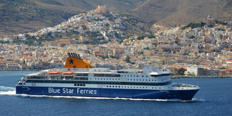 Ferry Blue Star en el mar